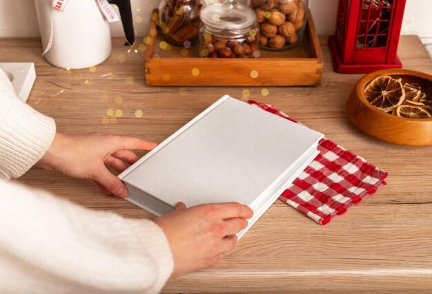 osoba trzymająca książkę kucharską